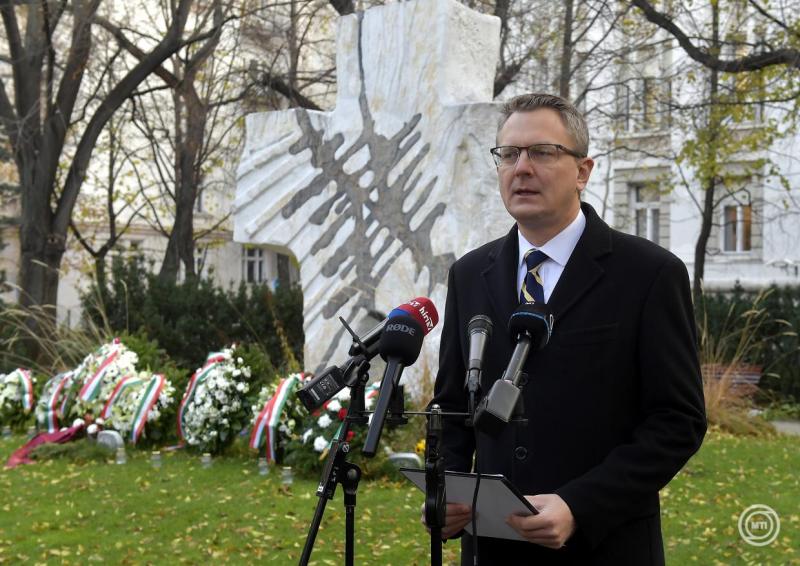 Rétvári Bence hangsúlyozza, hogy a kommunizmus áldozatai emlékeztetnek minket arra, mennyire fontos szuverenitásunk megőrzése. Emlékük arra figyelmeztet, hogy a szabadság és a függetlenség védelme mindig is alapvető értékek maradnak számunkra.