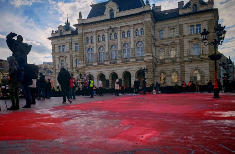 Az újvidéki Szabadság-teret vibráló vörös színnel varázsolták újjá.