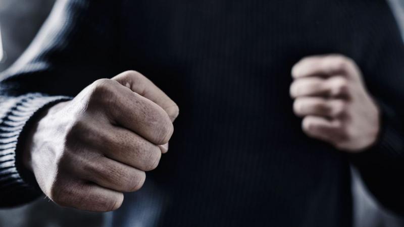 A családi nézeteltérés egyre hevesebbé vált, és a férfi nem tudta kontrollálni magát. A konfliktus csúcspontján tragikus fordulat következett be: élettársa súlyosan megsérült, csonttörést szenvedett.
