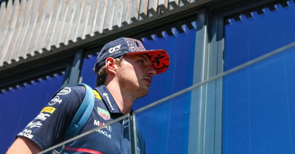 Russell véletlenül felfedte a Mercedes titkos stratégiáját, amit Verstappen nem tudott szó nélkül hagyni, így bosszúsan reagált a helyzetre.