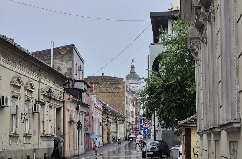 A vihar dübörgése egyre erősebbé válik, mintha a természet saját zenekara játszana egy feszültséggel teli szimfóniát. A sötét felhők az égbolton egymás után tolakodnak, és az esőcseppek már elkezdik táncukat a földön. A szél süvítése szinte megkönnyíti a 