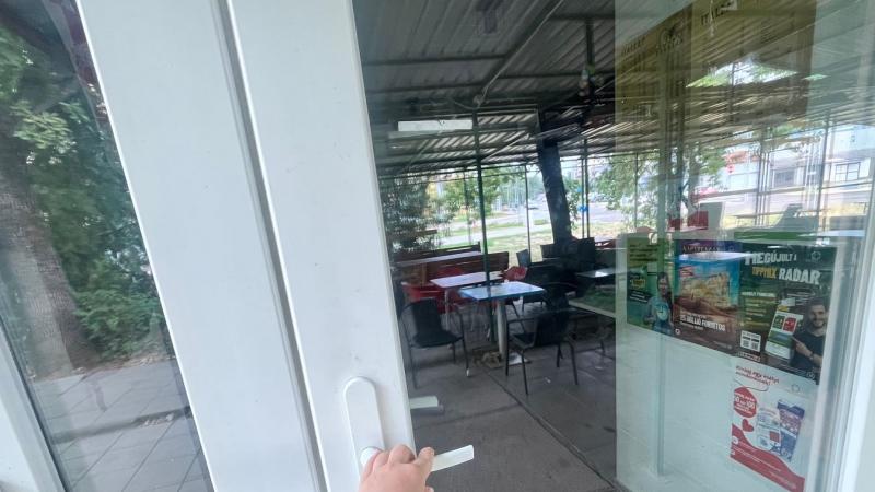 Bezárt a Kereszttöltés utcai presszó, és a hír sokakat meglepett. Senki sem tudja pontosan, mi áll a hirtelen döntés mögött, ami egyik napról a másikra történt.