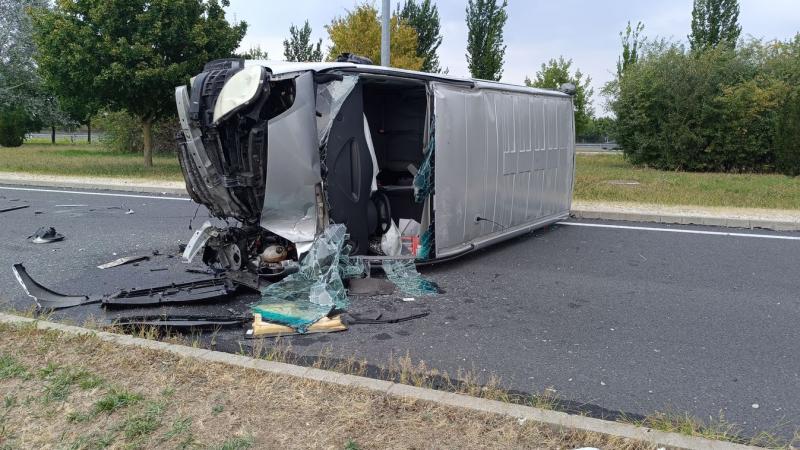 Furcsa látvány fogadta a benzinkút dolgozóit, amikor egy furgon száguldva érkezett, és a lendületével kidöntött egy villanyoszlopot. A különös esetet rögzítette a kamera, és a felvétel azóta is sokakat megdöbbentett.