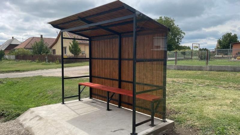 A frissen felújított buszmegállók és az újonnan telepített szemetesek jelentősen hozzájárulnak a közlekedés élményének javításához.