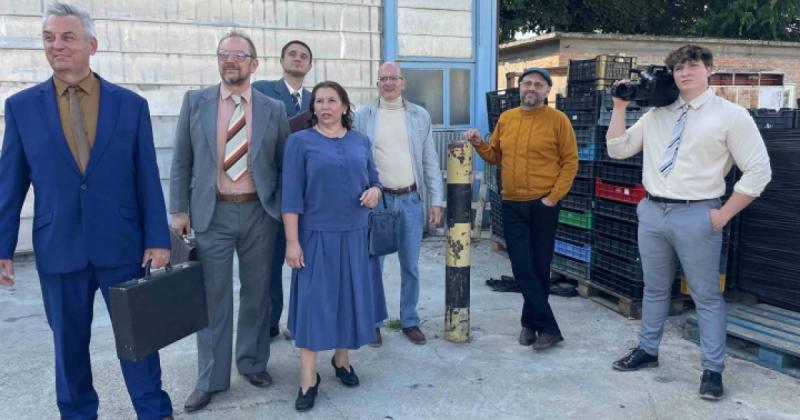 A Csík Zenekar legelső klipje igazi kultfilmekből merít inspirációt, ötvözve a zene és a mozi varázsát. A klip hangulata magával ragadó, tele van nosztalgikus utalásokkal, amelyek a klasszikus filmek emblematikus pillanatait idézik fel. Az egyedi vizuális