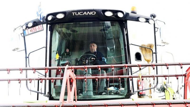 Az Alföld szívében, a sárban zajlik a magyar rizs aratása, amely lenyűgöző látványt kínál. A látványosságot még inkább fokozza a hatalmas lánctalpas kombájn, amelynek hatékony mozgása igazi érdekességet csempész a munkafolyamatba - nézd meg a fotókat és v