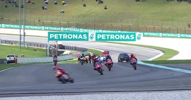 Súlyos baleset történt a Moto3 malajziai futamának bemelegítő körében, amely sokkolta a motorsport rajongóit. Az esemény során több versenyző is érintett volt, ami aggasztó helyzetet teremtett a pályán. A baleset következtében az orvosi csapatok azonnal a