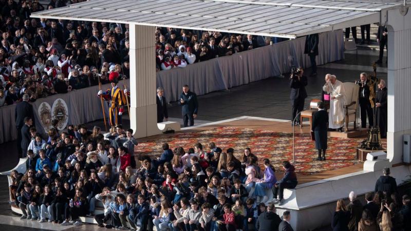 Ferenc pápa katekézisében hangsúlyozta az evangélium örömhír jellegét, amelyet örömmel kell megosztanunk embertársainkkal. Az üzenet lényege, hogy az evangelizáció nem csupán kötelezettség, hanem egy boldog lehetőség, amelyet szívből fakadó örömmel élhetü