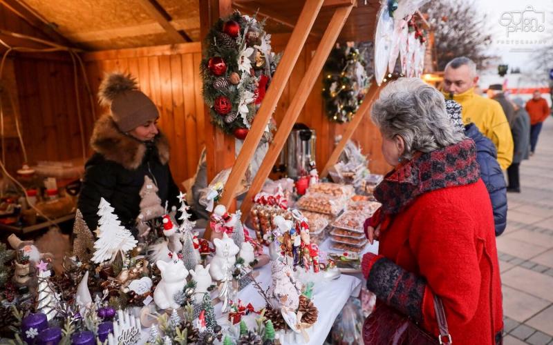 Adventi programok a Komáromi járás városaiban - Gútán különleges és változatos programkínálat várja a látogatókat. Az ünnepi időszakban a város igazi varázslatot kínál, tele fényekkel, igazi karácsonyi hangulattal és számos szórakoztató eseménnyel. A hely