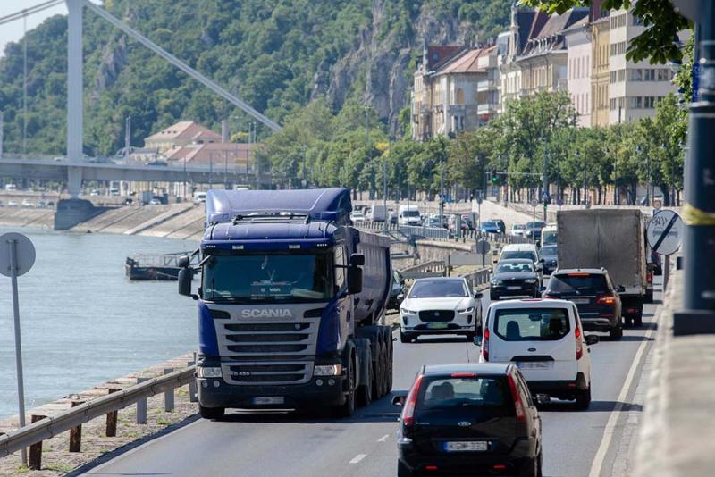 Budapesten egy jelentős útszakaszon csökkentik a sebességhatárt, ami fontos lépés a közlekedés biztonságának növelése érdekében.