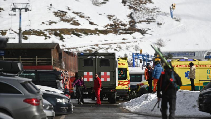 Horrorisztikus baleset történt a síparadicsomban, ahol számos látogató megsérült. Az esemény sokkolta a jelenlévőket, és a hangulat azonnal feszültté vált. A hópárkányok között elterülő csodás táj hirtelen rémálommá változott, amikor a baleset következtéb