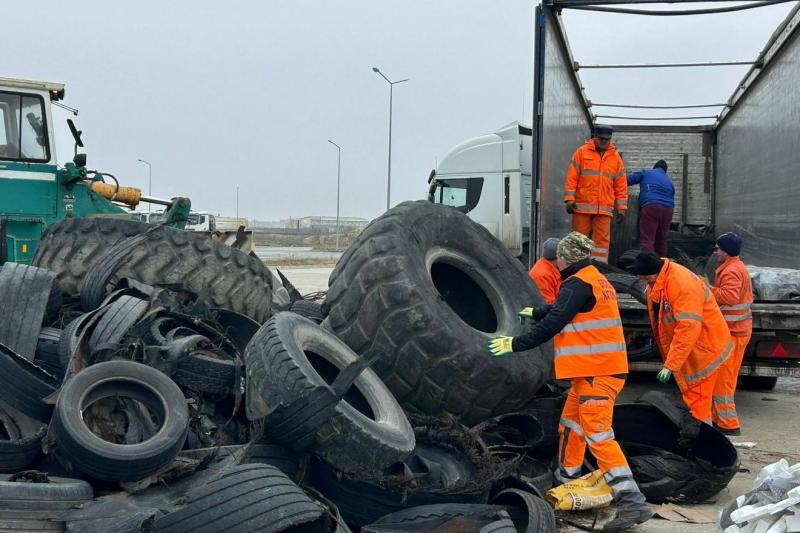 Két teherautónyi elhagyott gumiabroncsot gyűjtöttek össze az autópályák mentén | Székelyhon