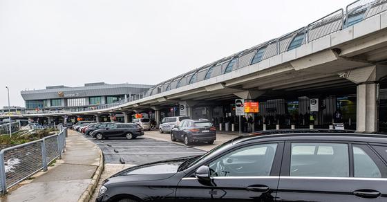 A Budapest Airport felújítási munkálatai hamarosan megkezdődnek, ami azt jelenti, hogy a parkolóhelyek száma csökken, és a buszjáratok új érkezési pontokra fognak futni. Érdemes előre tájékozódni az új lehetőségekről, hogy zökkenőmentesen tudjuk folytatni