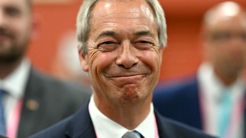 Elérkezett a pillanat, amikor Nagy-Britannia politikai színpadán új szereplők tűntek fel: Nigel Farage pártja végleg felborította a hagyományos hatalmi viszonyokat, és a brit politikai elitet meglepetésként érte a változás. A harc most kezdődik, és a szín