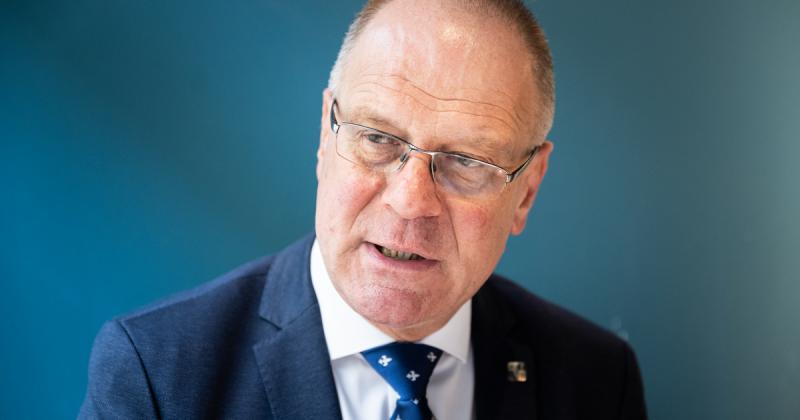 Navracsics Tibor kifejtette, hogy az új törvényjavaslat nem jelent veszélyt az ingatlantulajdonosokra, sőt, szerinte a jogszabályi változások pozitív hatással lesznek a tulajdonosok helyzetére. Az állítását határozottan cáfolja, mondván, hogy a tervezet c