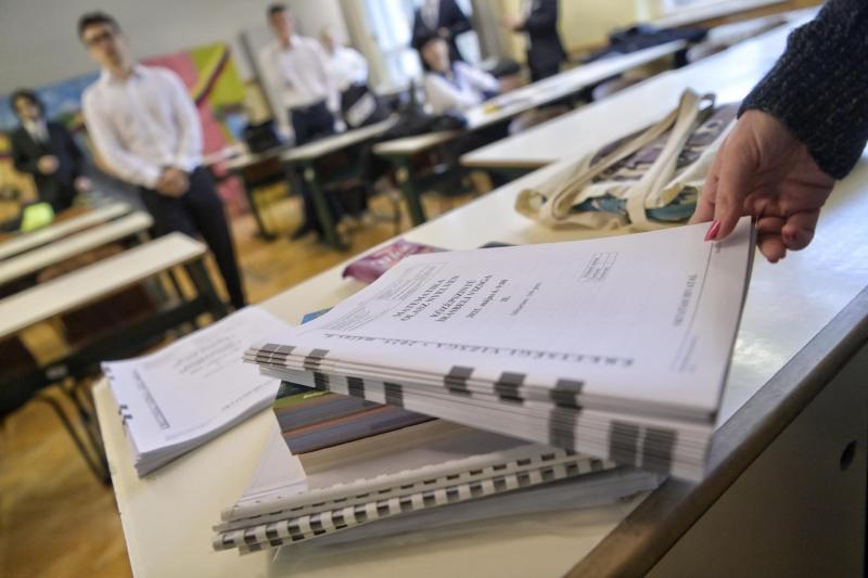 A matek szóbeli vizsga időpontja és a résztvevők köre általában az oktatási intézmény szabályaitól függ. Általában a diákoknak a vizsgaidőszak során kell számot adniuk tudásukról, és ez a folyamat általában a tantárgy záróvizsgájához kapcsolódik. 

A szób