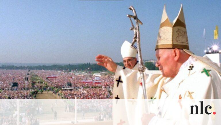 Szivárvány színű miseruha, ragyogó gyémántgyűrű és élénkpiros cipők – amikor a pápák a divat világába lépnek.