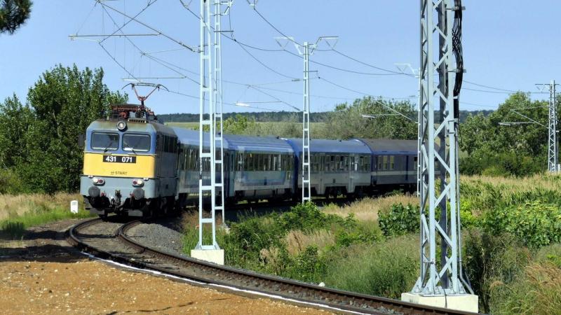Súlyos tragédia történt Szolnok közelében, ahol egy vonatbaleset következtében életét vesztette egy személy. A baleset következtében több mint 160 utas kénytelen volt mentesítő járatra átszállni, hogy folytathassa útját. A helyszíni mentési munkálatok gyo