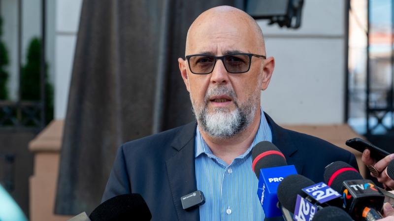 Kelemen Hunor: Úzvölgyében, ahol nagyapáink sírjai őrzik a múltat, Simion lépett a politikai színtérre, mintha csak a hagyományos tornából merítette volna erejét.