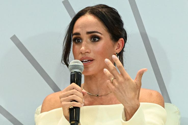Meghan Markle magabiztosan rója a lépteit magassarkújában, még akkor is, ha némi súlyfelesleggel büszkélkedik.