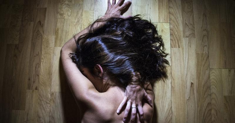A pornóiparban a szexuális erőszak sajnos elterjedt jelenséggé vált, és az áldozatok jogi védelme sokszor hiányos. Az iparág intézményes keretei között gyakran előfordul, hogy a sértettek nem kapnak megfelelő támogatást, sőt, sok esetben még a jogi útjuk 