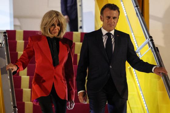 A Ryanair szellemesen gúnyolódik a Macron-házaspár játékos flörtölésén.