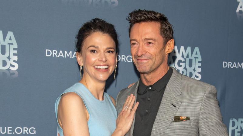 Hogyan alakult át a barátság Hugh Jackman és Sutton Foster között szerelemmé? Egy szívhez szóló történet, ahol a közös élmények és a kölcsönös tisztelet egy új dimenziót adtak kapcsolatuknak.