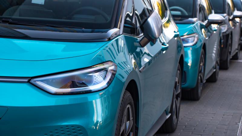 A Volkswagen, Mercedes és BMW egyesült erővel léptek fel, és ezzel egy izgalmas forradalom küszöbére érkeztünk az autóiparban. A Pénzcentrum friss hírei szerint egy olyan átalakulás bontakozik ki, amely alapjaiban formálja meg a jövő közlekedését. Az autó
