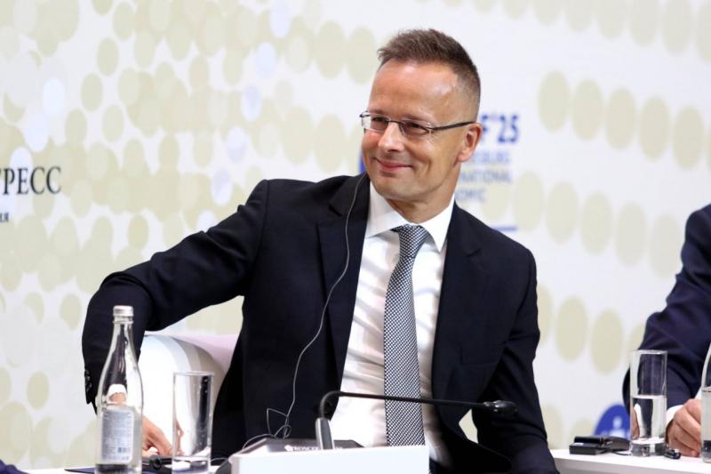 Szijjártó Péter lenyűgöző előadása nem csupán figyelemfelkeltő, hanem a csomagtartós produkciókhoz képest is kiemelkedően erőteljes!