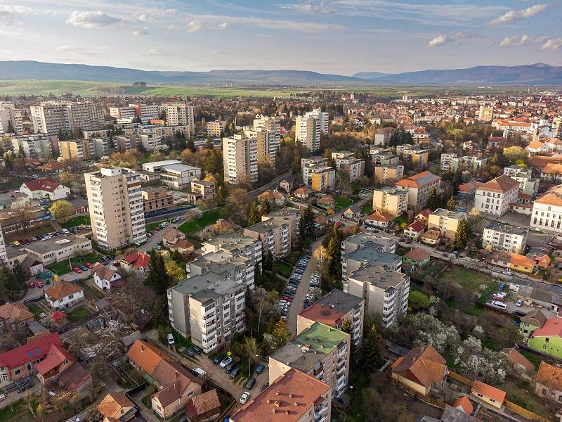 A háromszéki Közüzemek mostantól Hydrokov néven folytatja tevékenységét, ezzel egy új, fogyasztóbarát átalakulás veszi kezdetét. A névváltoztatás célja, hogy még közelebb kerüljön a közönséghez, és új irányvonalat képviseljen a szolgáltatások terén.