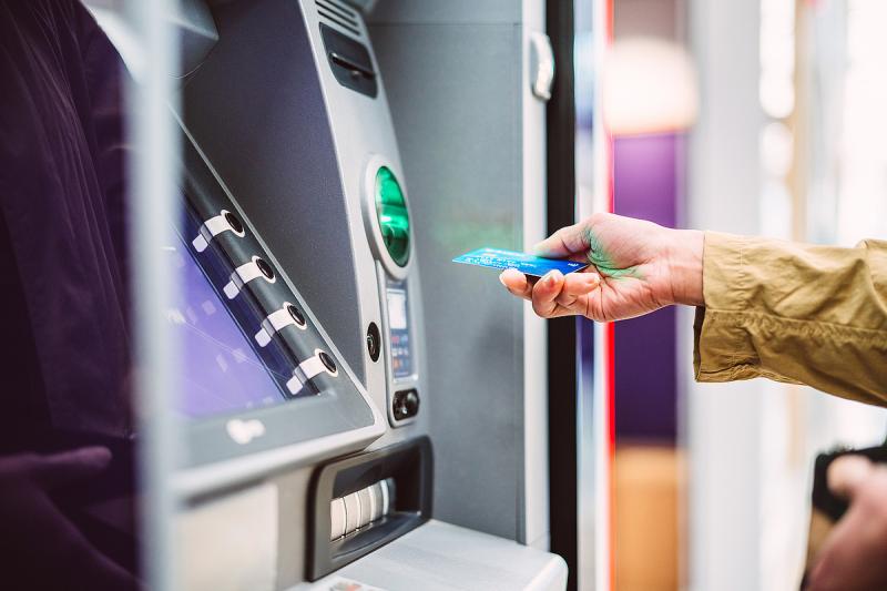 A bankautomaták mostantól a falvak életébe is beköszönnek, de érdemes óvatosnak lenni, mert a pénzfelvétel költségei könnyen megterhelhetik a pénztárcát.