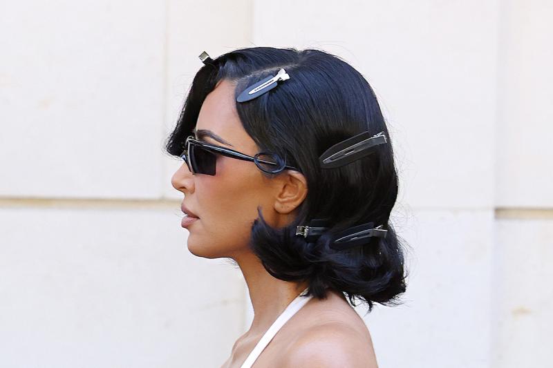 Kim Kardashian félkész frizurával lépett a színpadra, jelezve, hogy sietett, de ez nem állította meg a stílusát. A divathét izgalmas világából három különös hajtrend is előtűnt, amelyek garantáltan felkeltették a figyelmet.