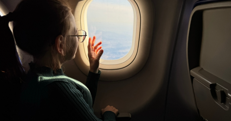 Íme a válasz: azért vannak kerekek a repülőgépek ablakain, mert ez biztosítja a megfelelő aerodinamikát és a terhelés eloszlását, miközben lehetővé teszi a kényelmes kilátást az utasok számára.