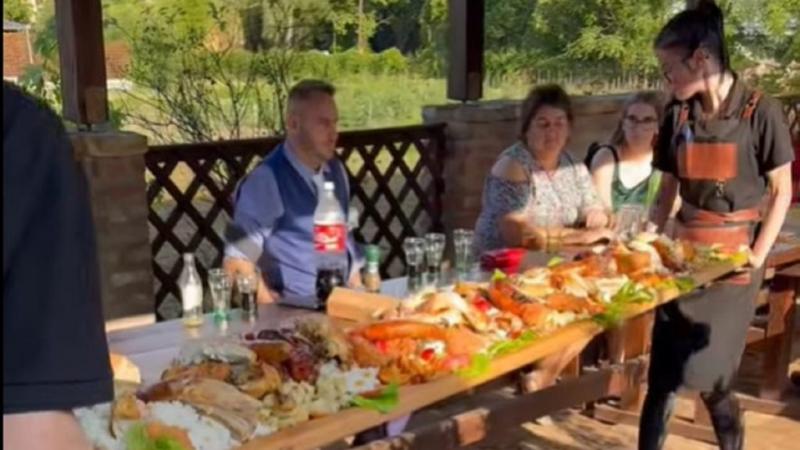 Alig lehet elhinni, de itt van az ország legnagyobb sültes tálja, amely már csak a mérete miatt is különleges élményt nyújt! A tál tele van ízletes finomságokkal, és a látvány már önmagában is lenyűgöző. Az ízek kavalkádja, a ropogós falatok és a szaftos 