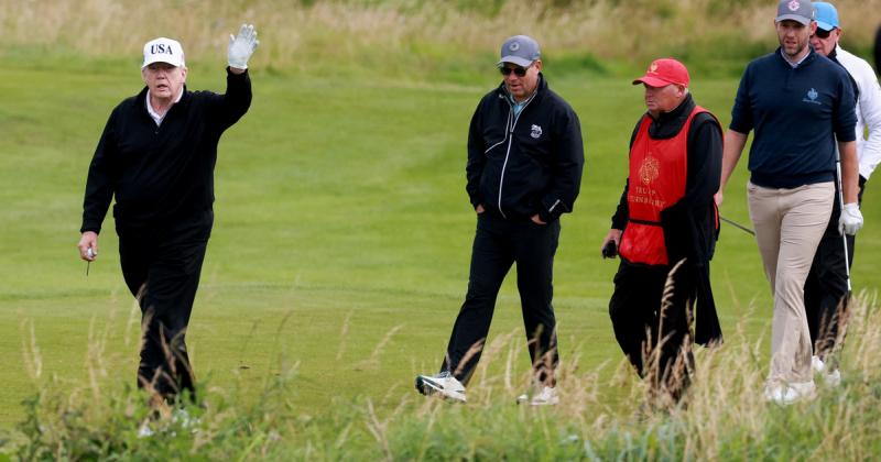 Donald Trump Skóciában tölti el a következő négy napját, ahol a golfpályák zöld fűjén élvezi a sportág örömeit.