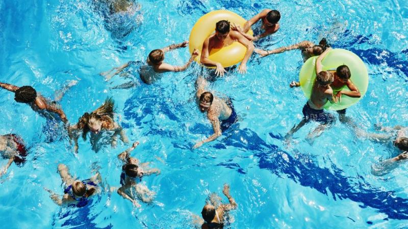 Egy népszerű strandról összesen 120 embert kellett sürgősen kimenekíteni, mivel többek életét azonnali intézkedések fenyegették.
