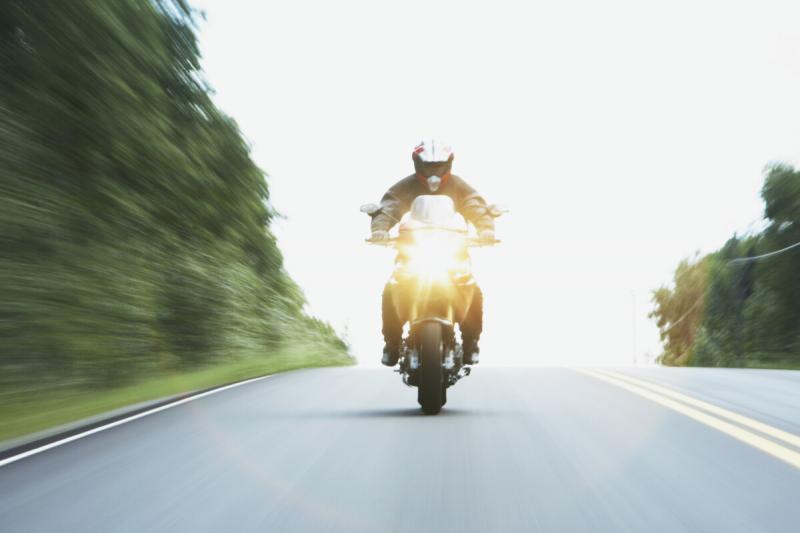 A száguldó motoros pökhendi rendszámmal küldött üzenetet a rendőröknek, akik azonnal tudták, hogyan kell reagálni.