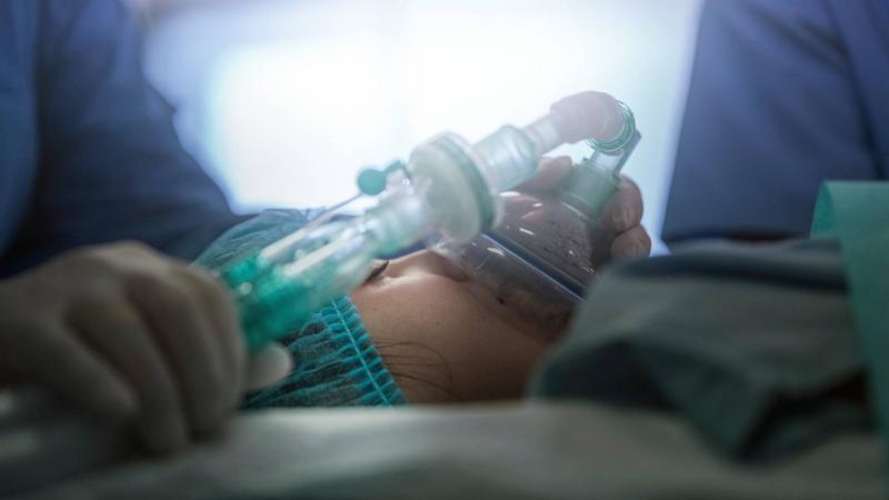 11 napig kómában feküdt a kisfiú, de amikor végre magához tért, egy különleges módon osztotta meg édesanyjával a legfontosabb üzenetét: jelnyelven kommunikált.