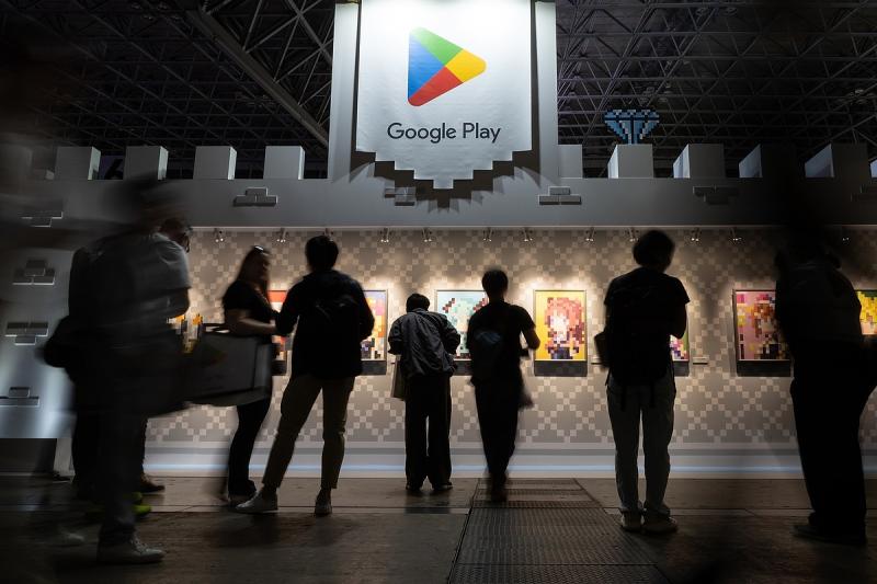 A Google Play áruházban forradalmi változások várhatóak, miután az EU nyomása alatt a fejlesztők hajlandóak voltak engedni. Az új szabályozások hatására a platform működése gyökeresen átalakul, és számos új lehetőség nyílik meg a felhasználók és a fejlesz