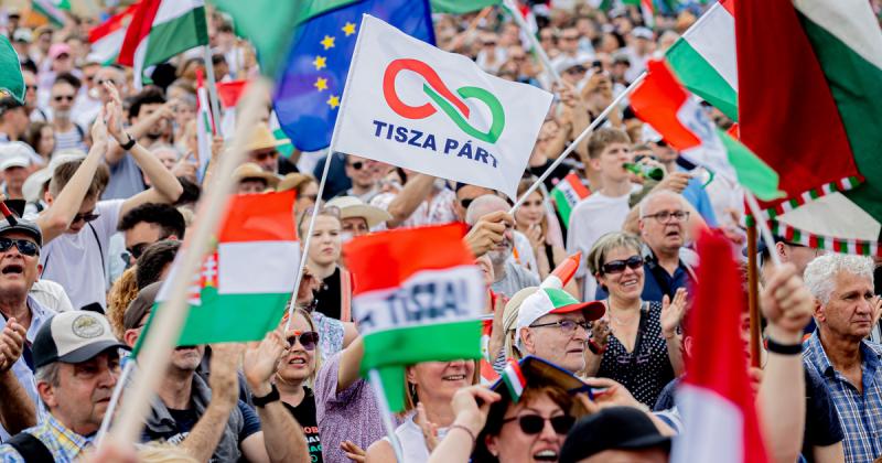 Elemzés a Tisza jelöltállításáról: A Fidesz támadásai mellett a belső rivalizálás is fokozódhat

A Tisza jelöltállítása körüli helyzet alapos megfontolást igényel, hiszen a Fidesz politikai támadásai mellett a párton belüli verseny is élesedhet. A politik