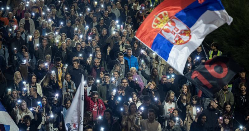 A szerbiai jövőt láncra verő elnök most azzal szembesül, hogy a tiltakozók durva szavakkal illették őt, a női nemi szervhez hasonlítva.