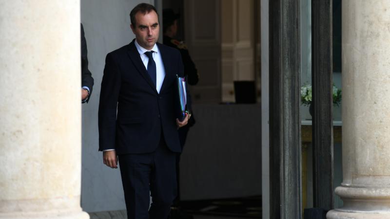 Vagyonadó vagy csődhelyzet: ultimátumot kapott a francia kormányfő.