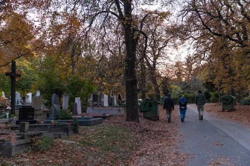 Hétvégén különleges programokra várják a budapesti látogatókat a temetőkben, ahol a szomorúbb hangulatú pillanatok mellett közös mécsesgyújtások is zajlanak több helyszínen. Fedezd fel, hogyan emlékeznek meg az emberek szeretteikről, és tapasztald meg a k