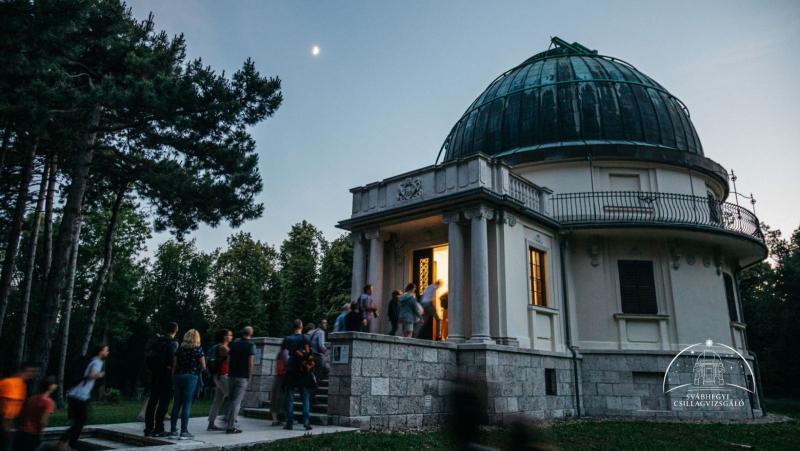 Novemberi meteorzápor: az ősz csillagfényei

Ahogy az őszi napok hűvösebbé válnak, és a fák lombjai gyönyörű színekbe öltözködnek, november különleges varázslatot hoz magával: a meteorzáport. Az éjszakai égbolt ezen időszakban tele van ragyogó hullócsilla